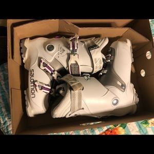 Women’s Salomon ski boots size 26.5
